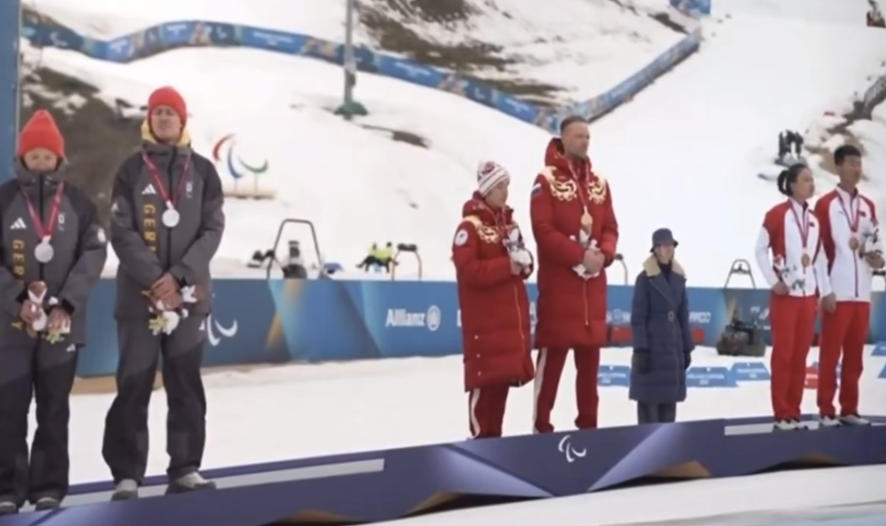 半岛体育-冬残奥会罕见一幕：德国选手抗议升俄罗斯国旗 拒中国队合照请求