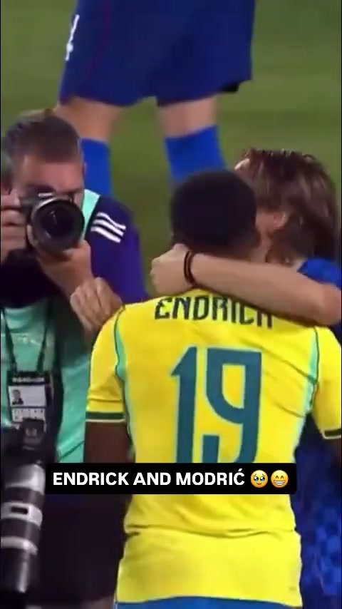 半岛体育官网-好久不见！19岁恩德里克开心抱起40岁莫德里奇，两人赛后寒暄