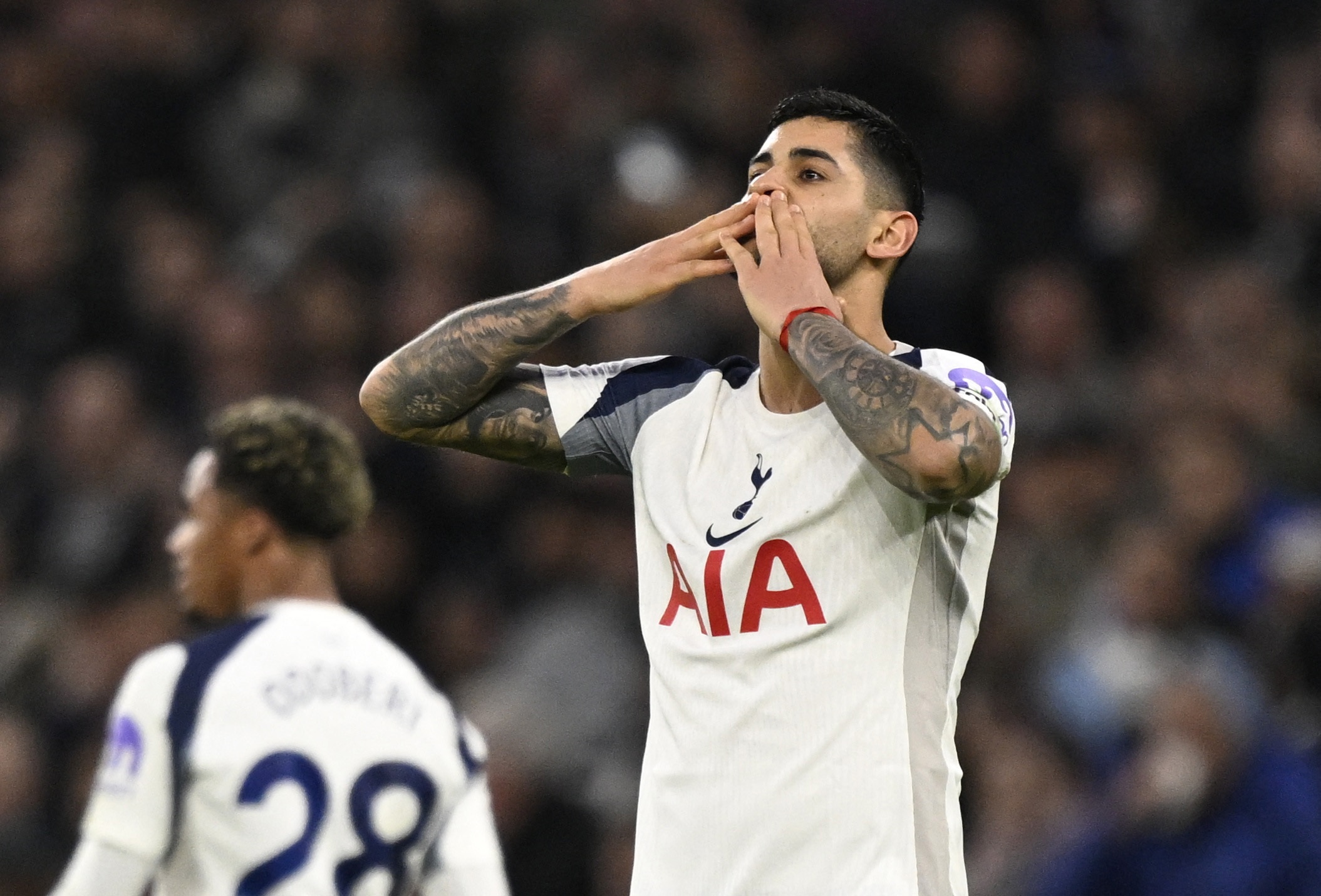 半岛体育-父亲透露解约金金额！记者批罗梅罗：和恩佐一样，试图运作转会